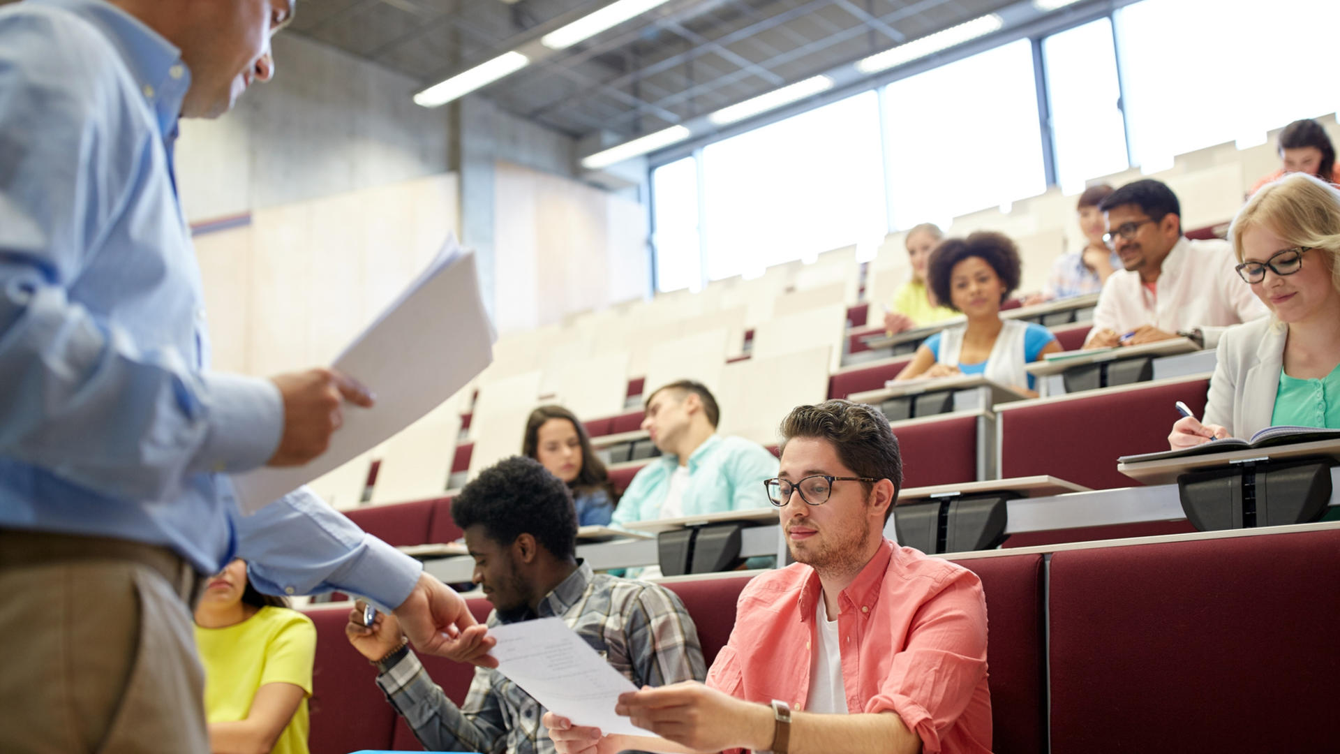 étudiant université copie professeur amphithéâtre